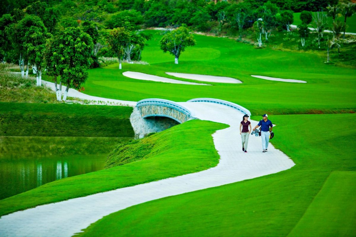 Tận hưởng phút giây thư giãn đánh golf cùng bạn bè